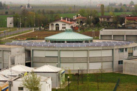 foto della scuola collodi tetto con pannelli